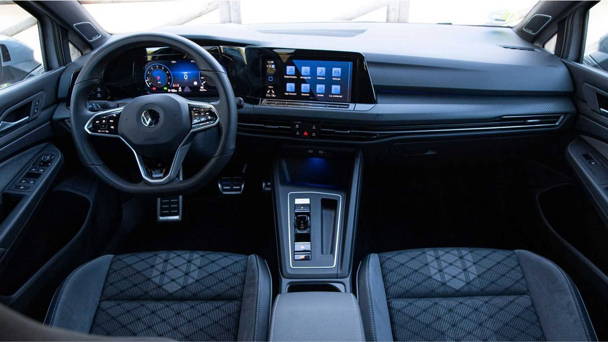 Nội thất Volkswagen Golf 1.5 eTSI R-Line tại Quận 7