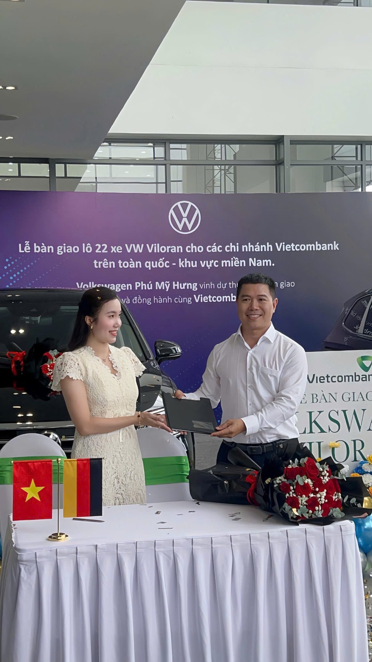 Đại diện Volkswagen City Store Phú Mỹ Hưng và Vietcombank ký kết, bàn giao lô 22 xe Viloran.